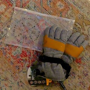 NWT snow gloves. Fast shipping!